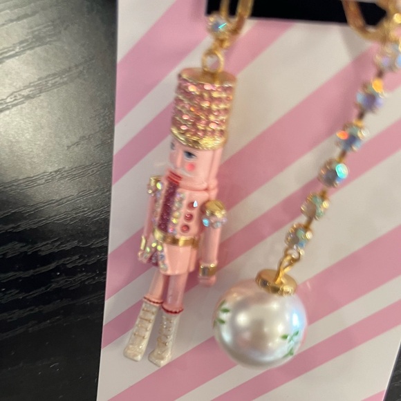 NWT ⚜️💖⚜️ Betsey Johnson - Nutcracker Linear Ball Mismatch Pink Earrings - Picture 12 of 12